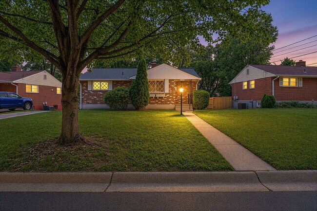 Building Photo - Rare Garage and Steps to Metro 4br  2ba