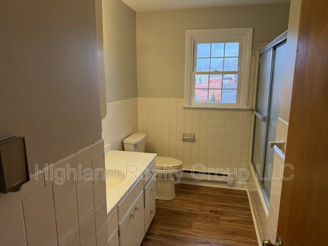 Building Photo - 152 Penn St