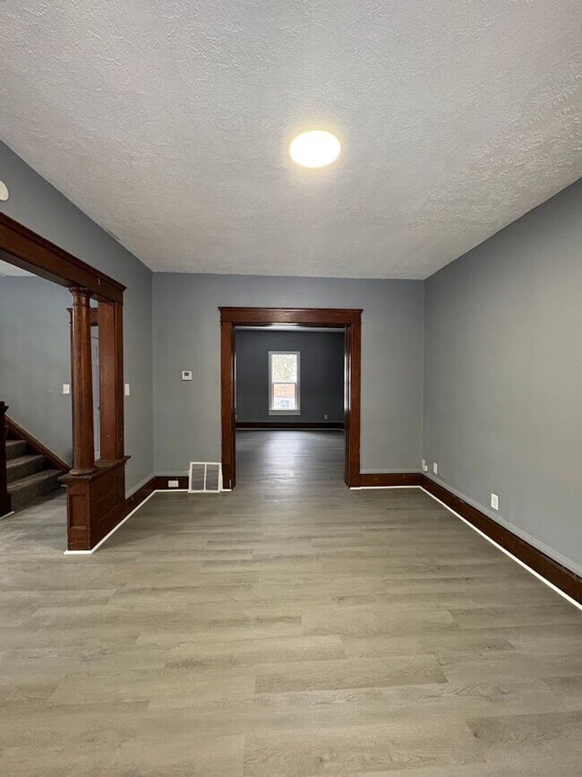 Building Photo - Three bedroom two bathroom home for rent