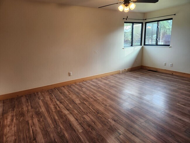 Building Photo - 985 Gumview Rd