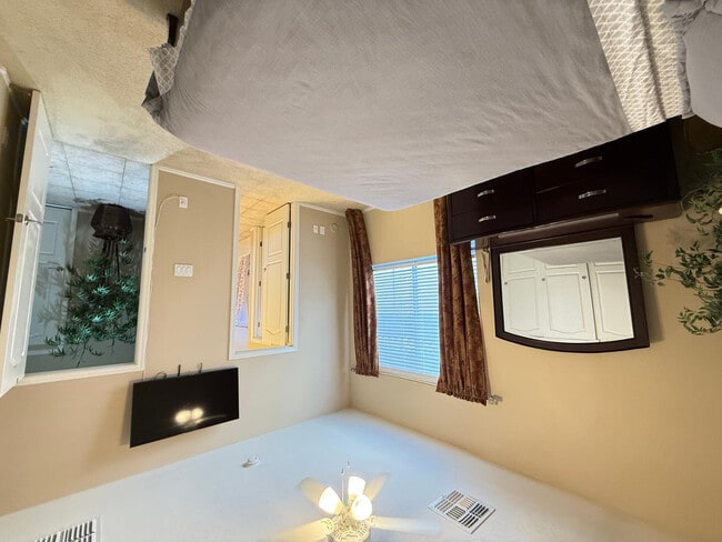 Building Photo - 1928 W Spur Dr