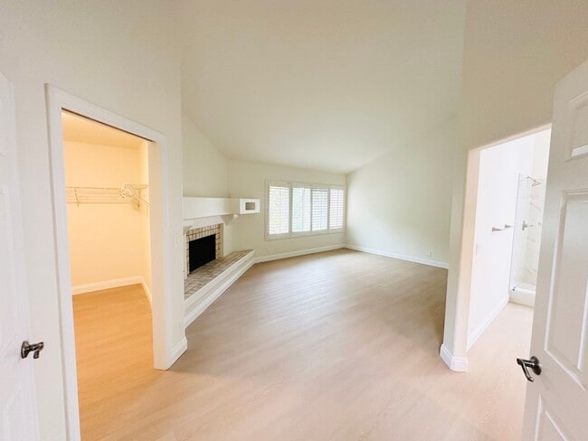 Building Photo - Luxury Remodeled 4 Bedroom Residence in a Prime Central Location