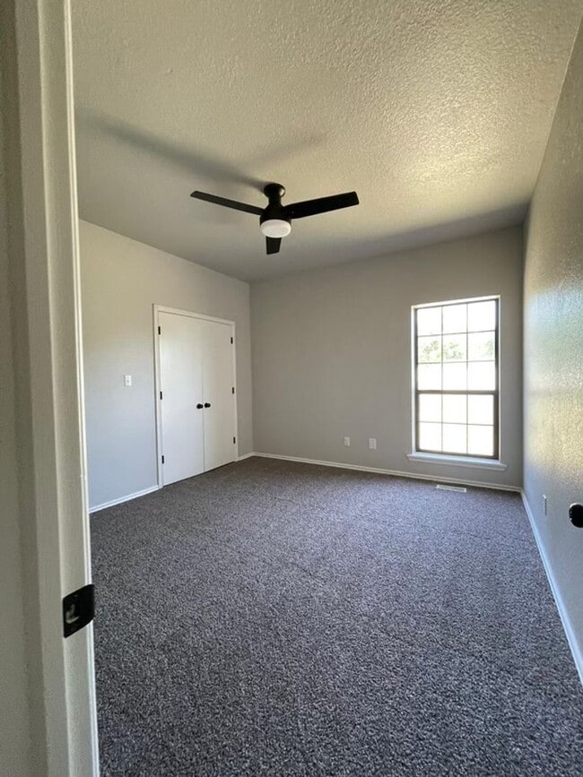 Building Photo - Large Private Oasis FOR RENT in Tuttle!