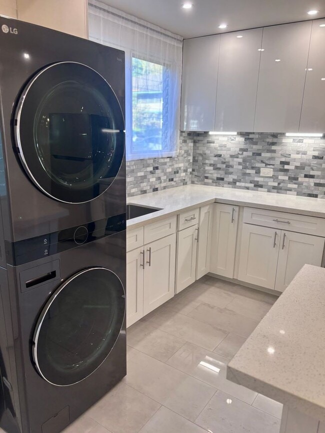 Building Photo - Available Now | 2 Bedroom, 2 Bathroom Townhouse with 1 Assigned Parking Stall at Tropic Gardens 1