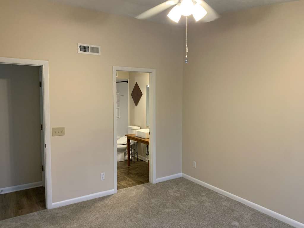 Master Bedroom + Bathroom - 533 Aspen Glen Dr