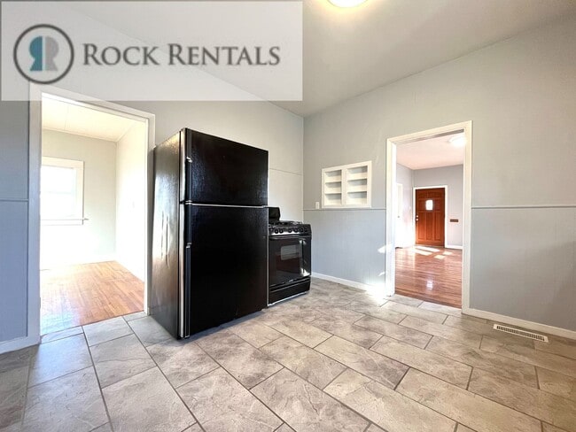 Building Photo - 3 Bed 1 Bath with Car Port