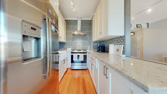 Building Photo - GORGEOUS PACIFIC HEIGHTS TOP FLOOR UNIT WI...