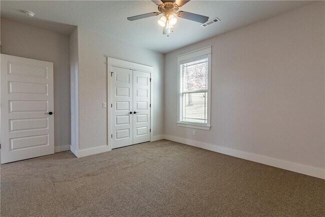 Building Photo - 489 E Ozark View Drive