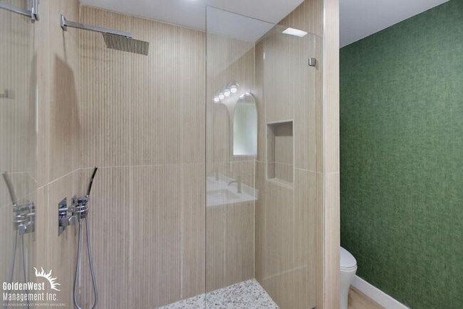 Building Photo - Stylishly Updated 3Bdm 2Ba Main Home in San Diego - MI Special!
