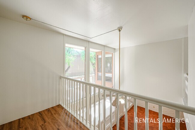 Building Photo - 4824 N Woodmere Fairway