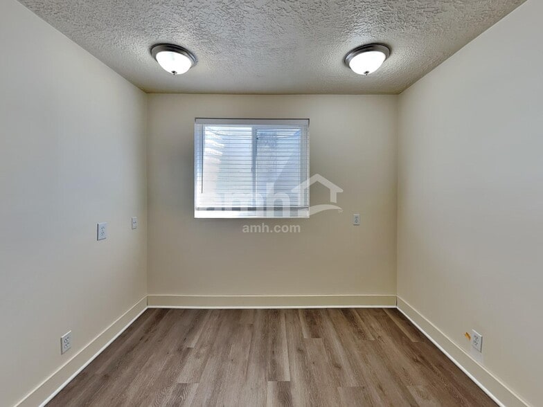 Building Photo - 68 E 350 S