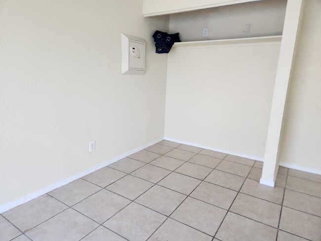 Building Photo - Charming 2BR/1BA Apartment - Convenient Lo...