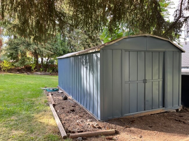 Building Photo - NO RENT UNTIL 2026! Updated home with Large shop!