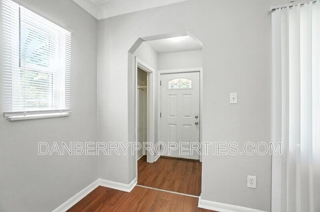 Building Photo - 822 Searles Rd