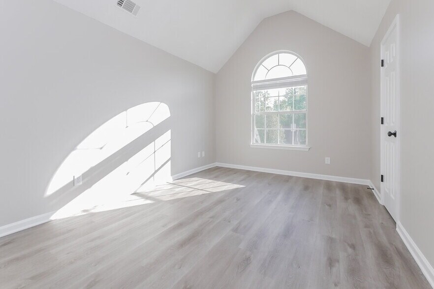 Building Photo - 1103 Village Oaks