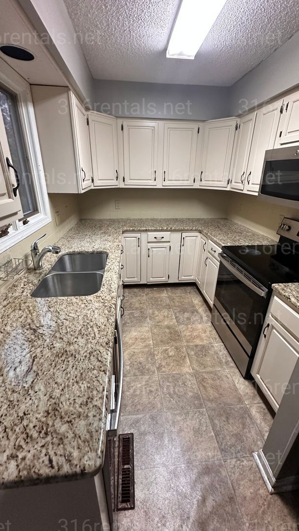 Building Photo - $1590 - 3 bedroom / 2.5 bathroom - Single ...