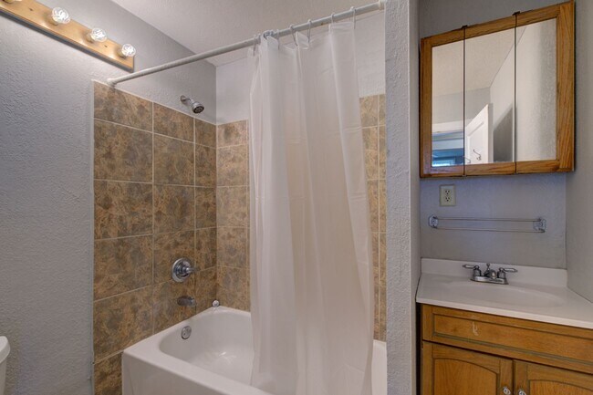 Building Photo - 4205 Pacific. Available June 2026.  3 bedroom, 2 bath, 2.5 car garage.  Does not qualify for gove...