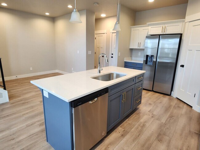 Building Photo - Newer 3 Bd 2.5 Ba Townhome in Herriman