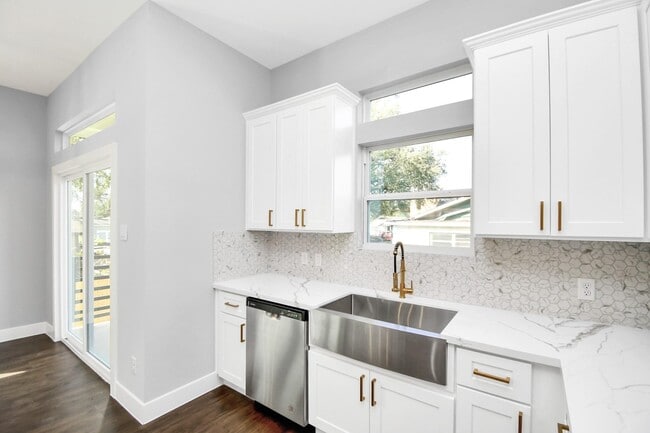 Building Photo - 4215 Rogers St