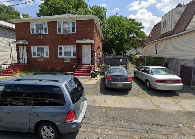 Building Photo - 614 Pierce Ave
