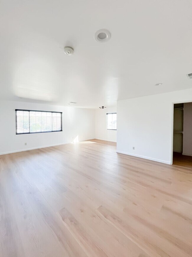 Building Photo - Breathtaking 2-Bedroom Townhome with 2-Car...