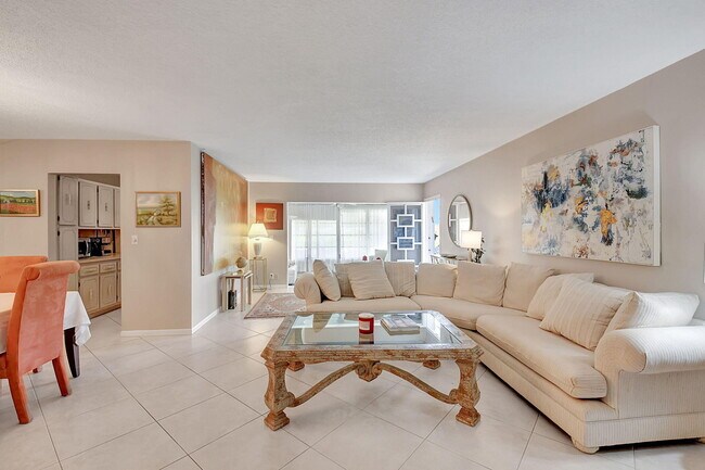 Building Photo - 1165 S Drive Cir