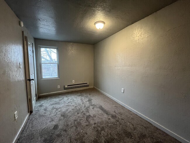 Building Photo - 615 W Locust St