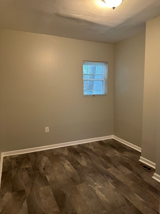 Building Photo - Spacious Home Available for Rent! W/D! Fro...