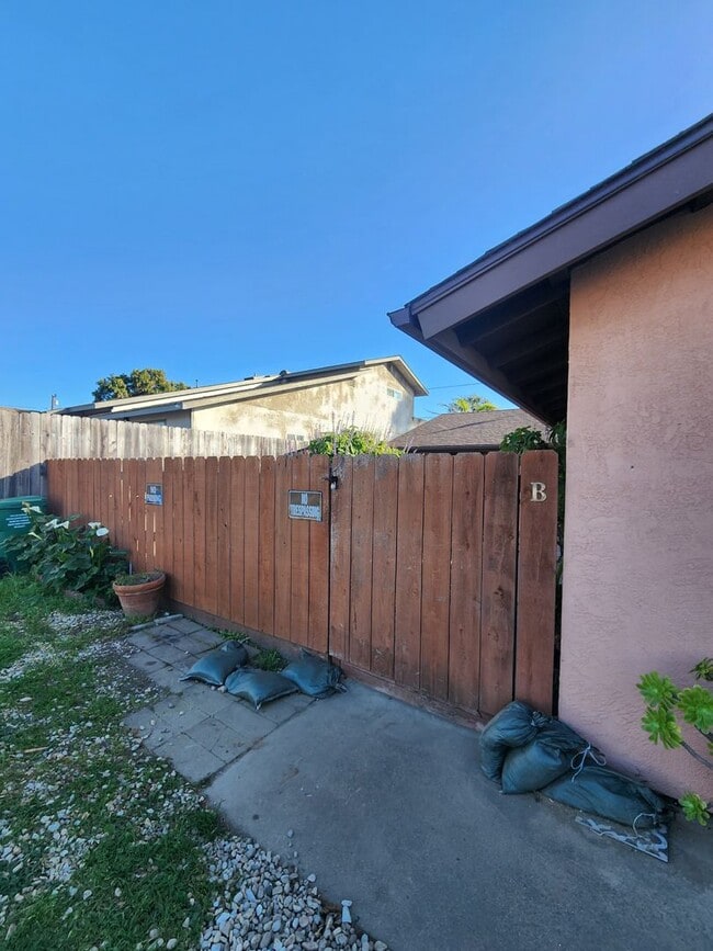Building Photo - 2 Bed, 1 Bath in Oceano- Water and Trash Included!