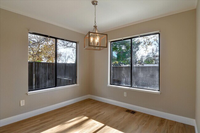 Building Photo - 970 Antelope Terrace