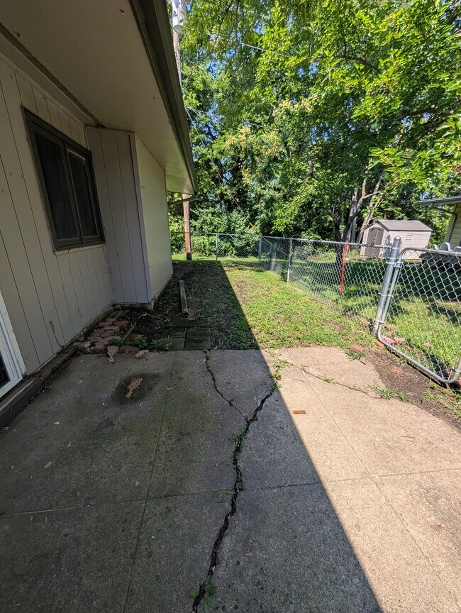 Building Photo - 2921 SW Atwood Ave