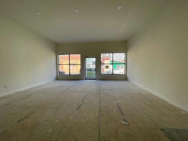 Building Photo - 911 E 5th St