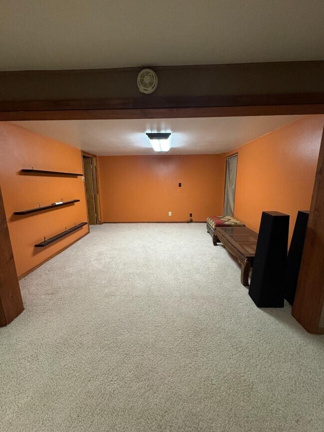 Building Photo - 822 Moose St