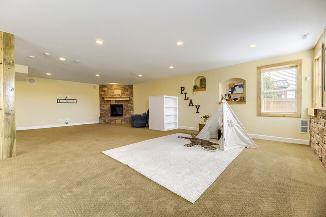 Building Photo - 15625 Carob Cir