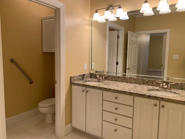Building Photo - Large 3 Bed | 2.5 Bath Townhouse With Firs...