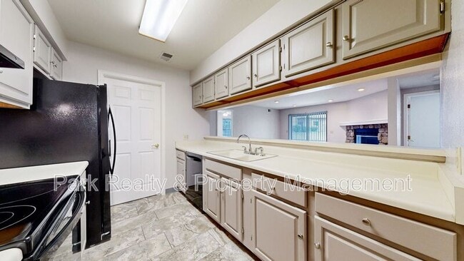 Building Photo - 12024 W Cross Dr