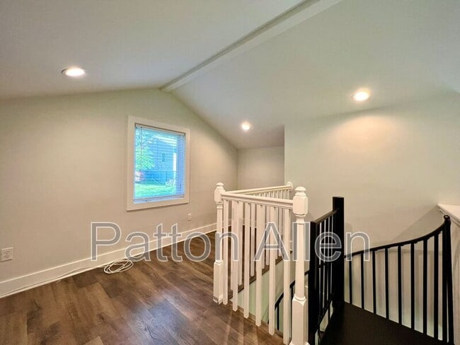 Building Photo - 10-10 Riverview Dr