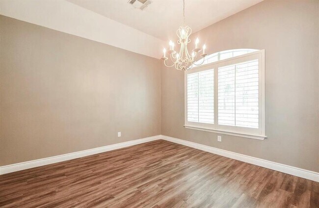 Building Photo - 18 E Knightsbridge Dr