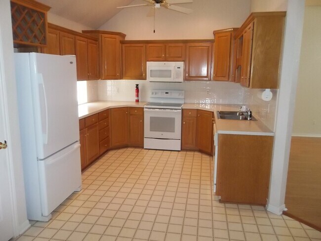 Building Photo - 4 BEDROOM, CONVENIENT LOCATION