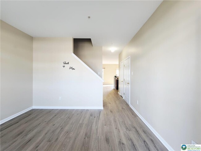 Building Photo - 972 King Way