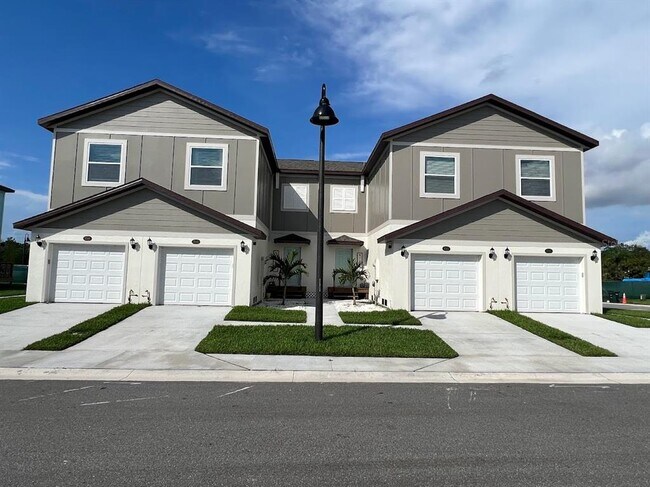 Building Photo - 2101 Sebring Pl