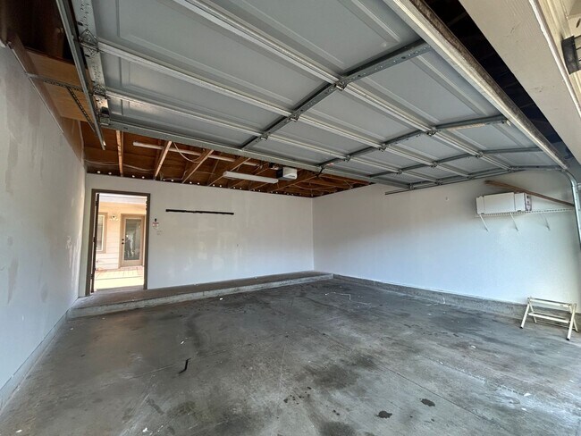 Building Photo - Large Ocean Pointe Home with In-Law Suite,...