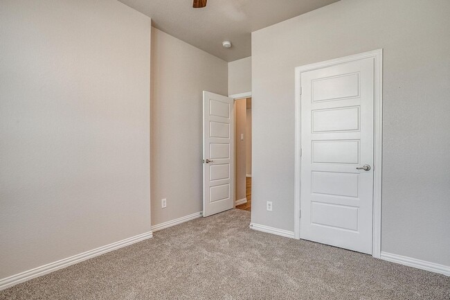 Building Photo - Move in Ready