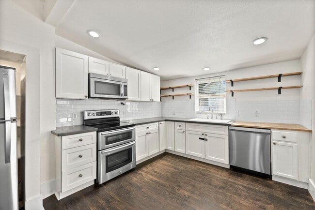 Building Photo - Spacious 3-Bed Tacoma Home w/ Office, A/C,...