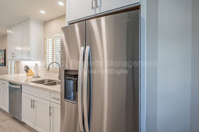 Building Photo - 10527 E Fanfol Ln