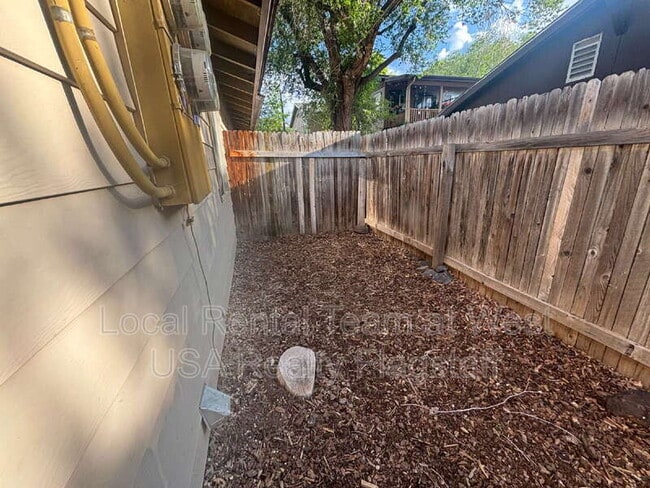 Building Photo - 2219 E Dortha Ave