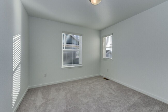 Building Photo - Beautiful 4 bed, 3 bath Townhome with 2 car garage ready for move in!