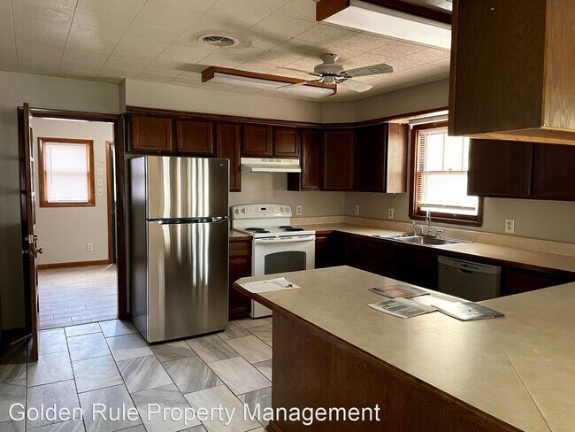 Building Photo - 3 br, 2 bath House - 120 E Ave F