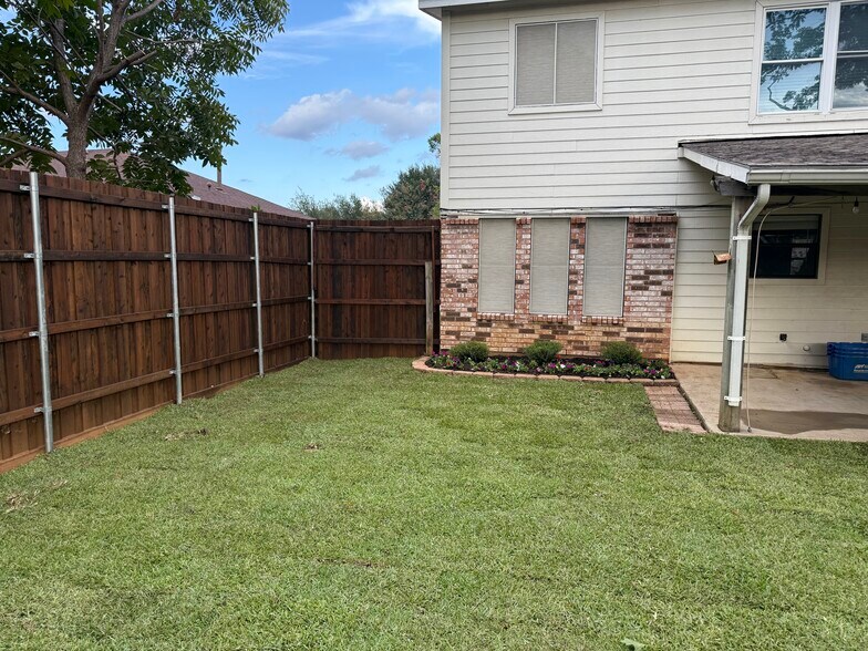 Building Photo - 4052 Pepperwood Dr