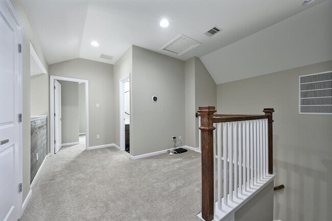 Building Photo - 286 Dayridge Dr